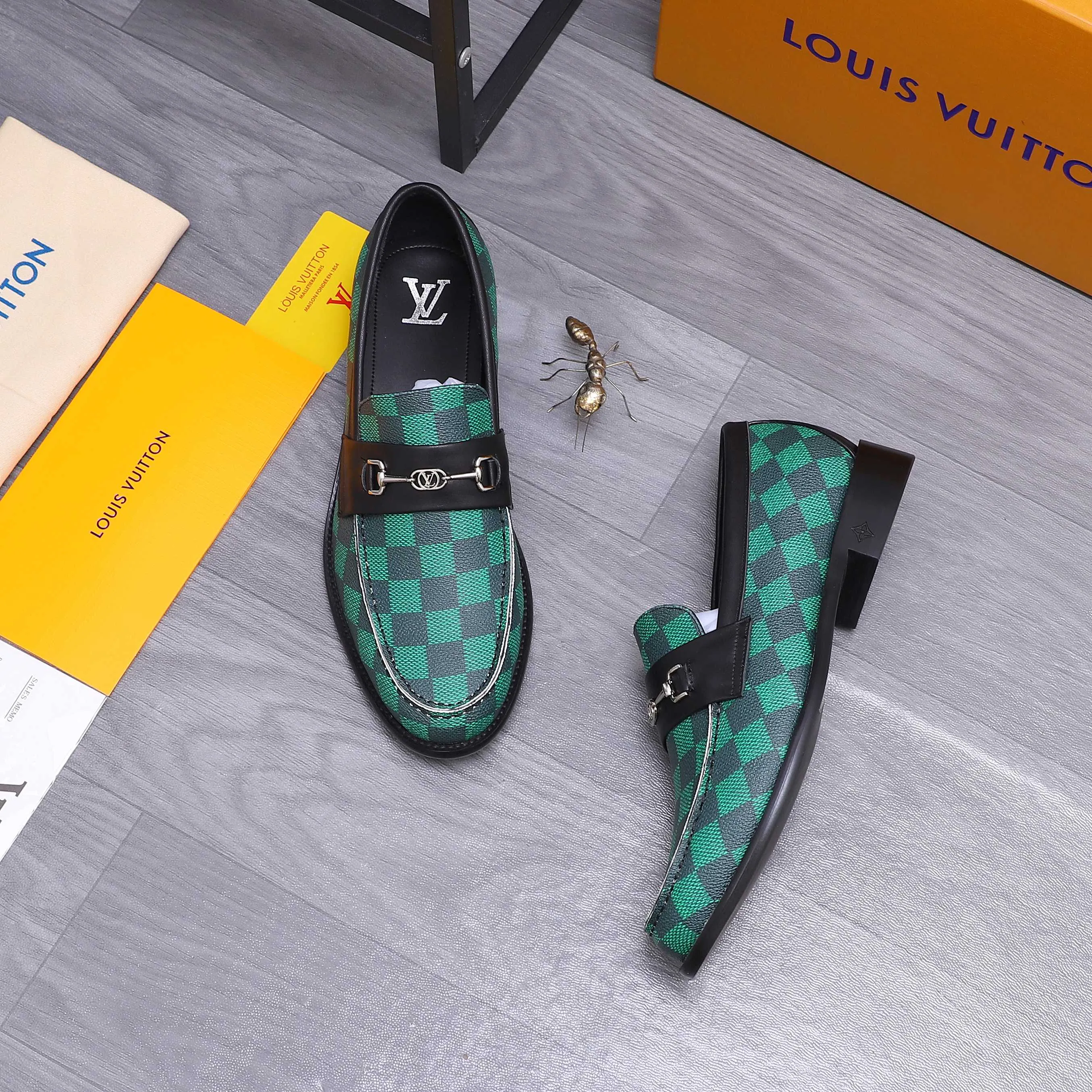 Men's shoes 💰660 Product trademark: LV [Louis Vuitton] business casual slip-on leather shoes, regular size. Size: 39-44 (38.45 custom-made, non-returnable) Product materials: Selected classic plaid upper, cowhide lining, original outsole